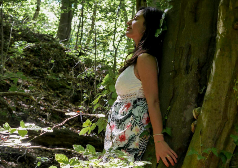 Femme attentive à son corps et aux symptômes physiques de l'anxiété