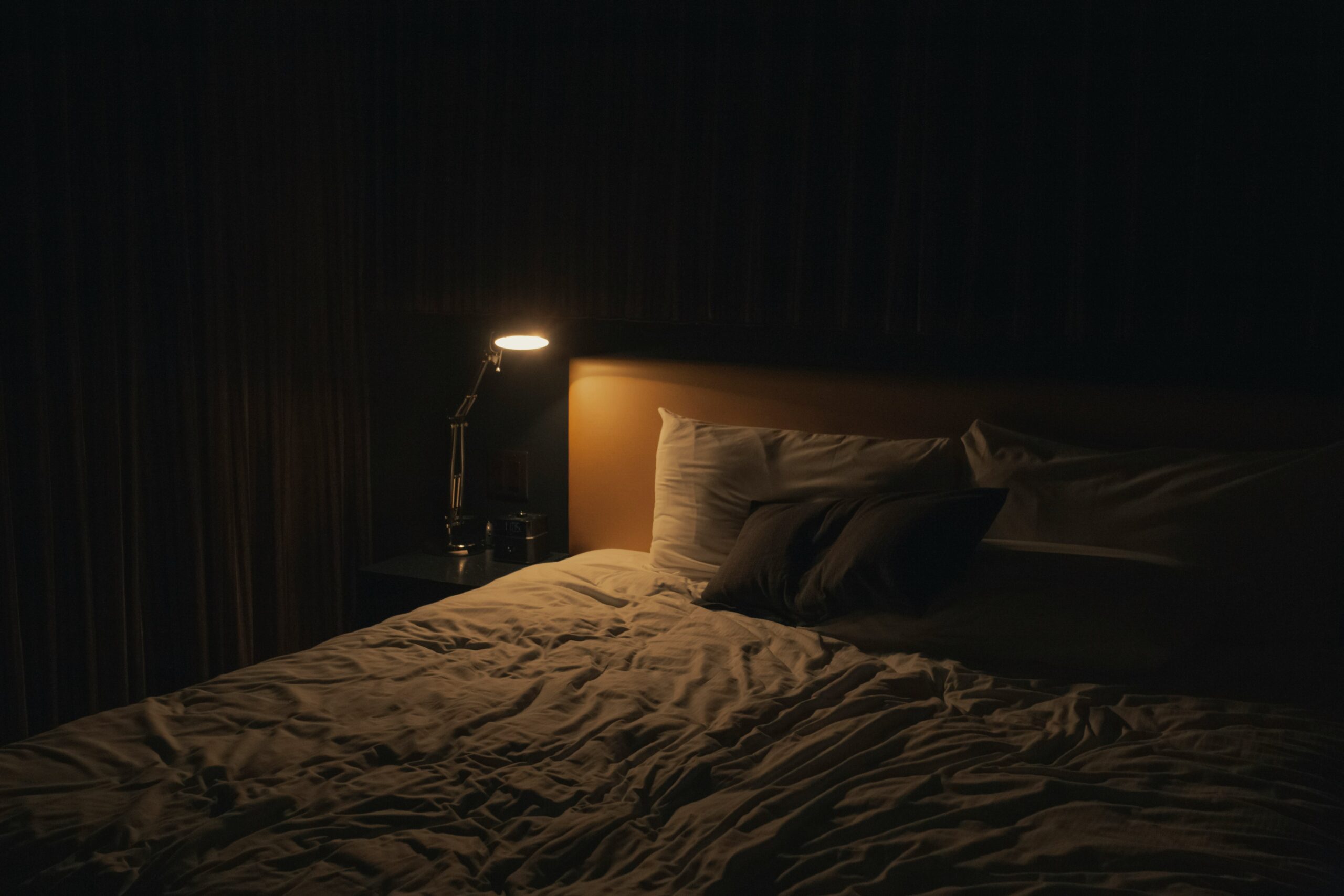 Lit dans une lumière tamisée évoquant les émotions le soir