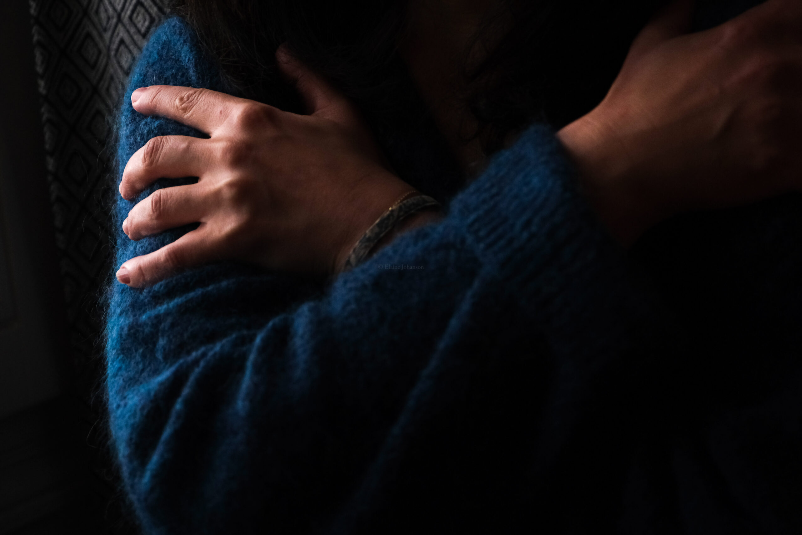Geste de contenance auto-hug utilisé en thérapie somatique