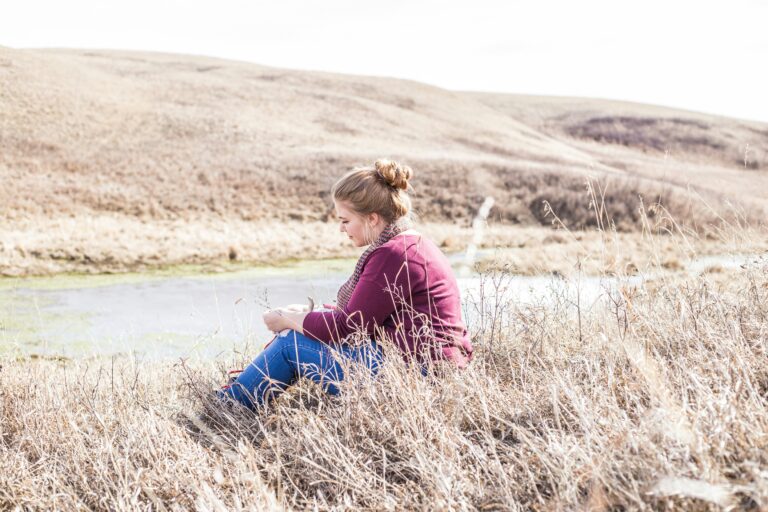 Femme pensive évoquant les questionnements qui peuvent devenir obsédants dans le cadre d'une infertilité inexpliquée