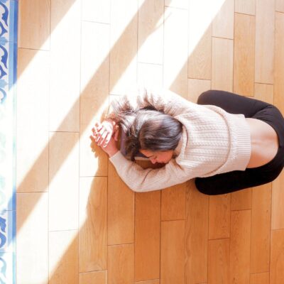 Posture de yoga restoratif simple évoquant la régulation du système nerveux et le calme