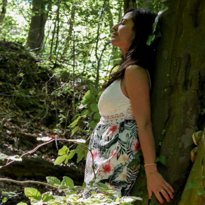 Femme attentive à son corps et aux symptômes physiques de l'anxiété