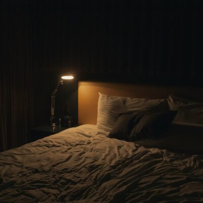 Lit dans une lumière tamisée évoquant les émotions le soir