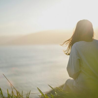 Femme observant l'horizon, épaules courbées