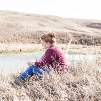 Femme pensive évoquant les questionnements qui peuvent devenir obsédants dans le cadre d'une infertilité inexpliquée